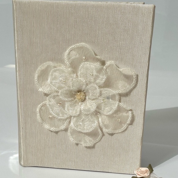 Special Occasion Pleated Satin Photo Album with Organza Flower Appliqué NEW - Picture 2 of 10